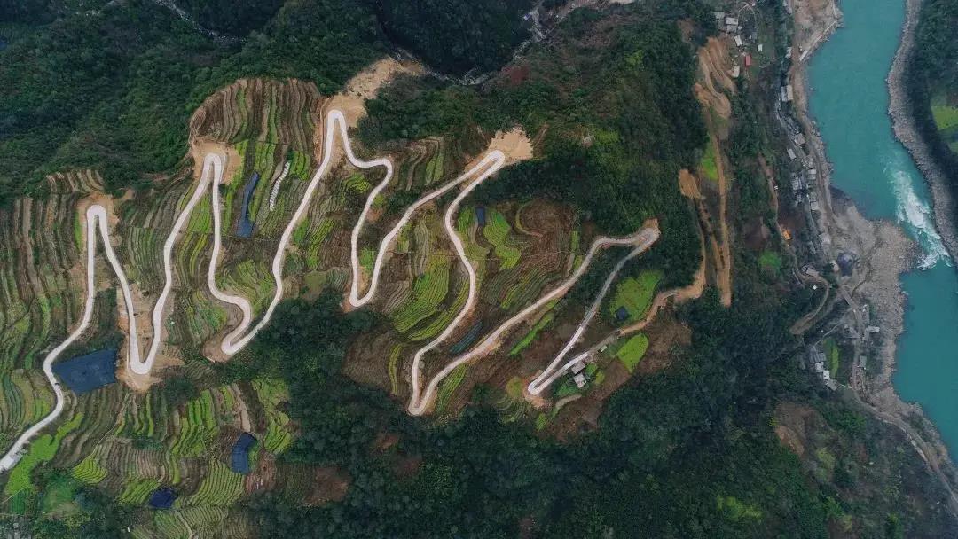 美麗公路丨“車在江邊走，人在畫(huà)中游”的怒江大峽谷公路