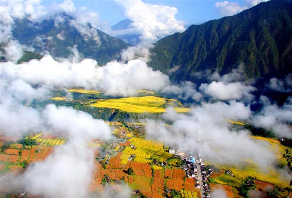 奮力建設(shè)世界級(jí)高山峽谷旅游勝地